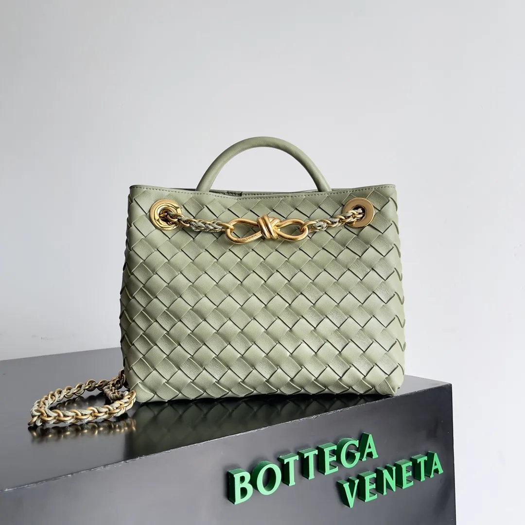 Batch 1960 BOTTEGA VENETA 2024 spring and summer new small ANDIAMO chain bag is also available! 🔥🔥I believe many friends have been waiting for a long time. The metallic chain adds a touch of sophistication to the original softness and elegance of Andiamo. The collision of classic craftsmanship and elegance creates a different kind of beauty. Style number: 786008 Size: 25*22*10.5cm